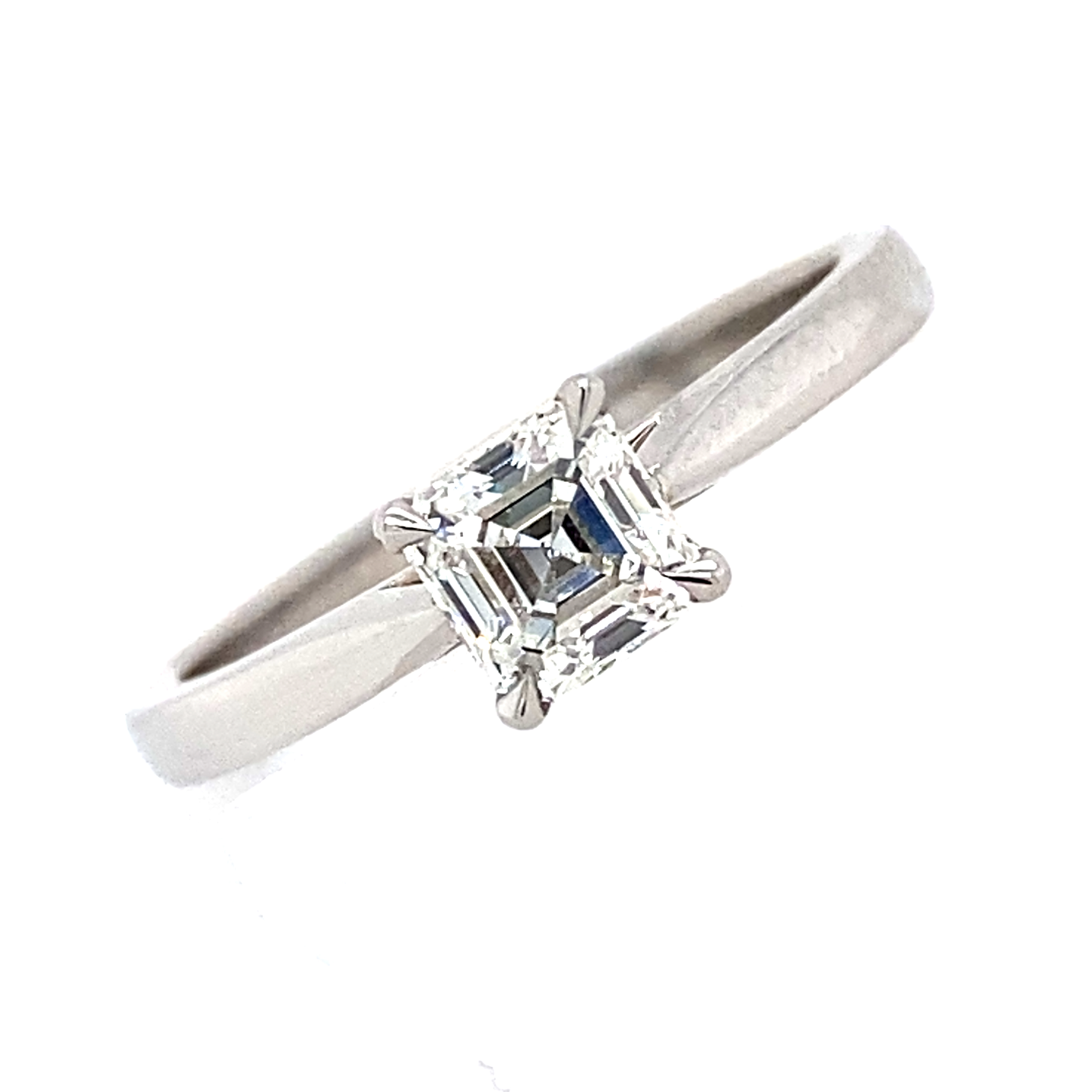 A modern platinum and Diamond engagement ring - 0.53 Cts G VVS1